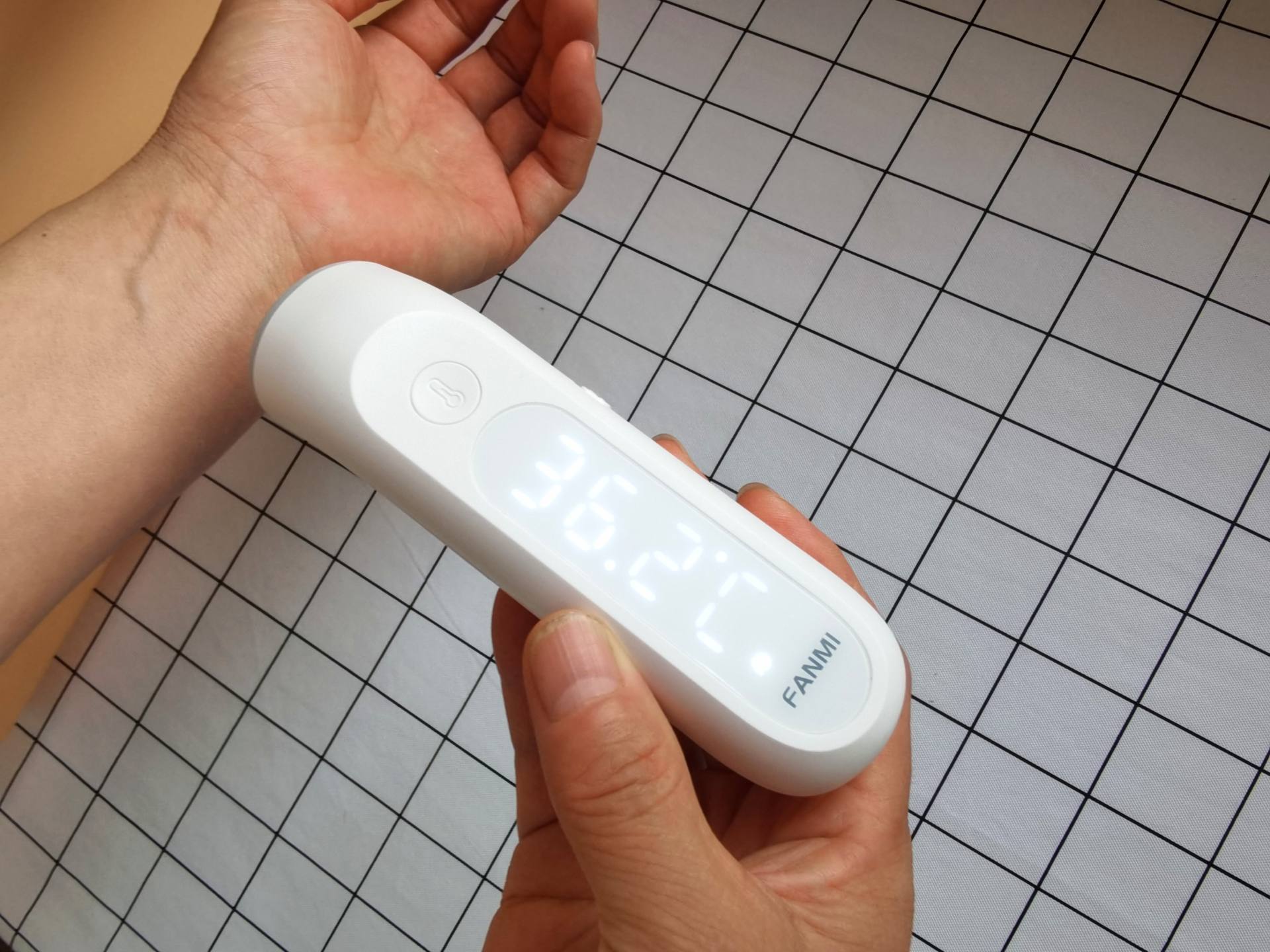 无接触测温新体验——凡米双用额温枪，一秒测温，物人两用