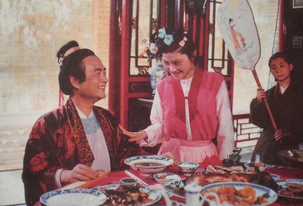 《红楼梦》里的薛蟠，不呆也不傻，遇见她才真