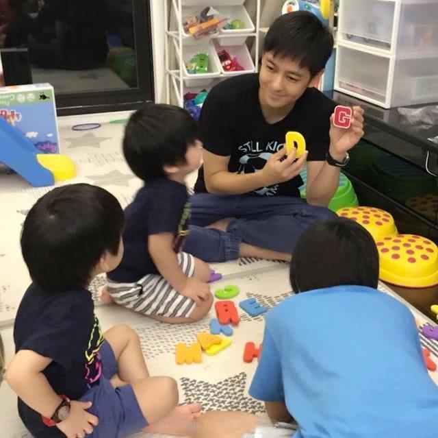 林志穎曬4歲雙胞胎兒子學漢字，雙子星寫複雜的繁體字，字跡工整