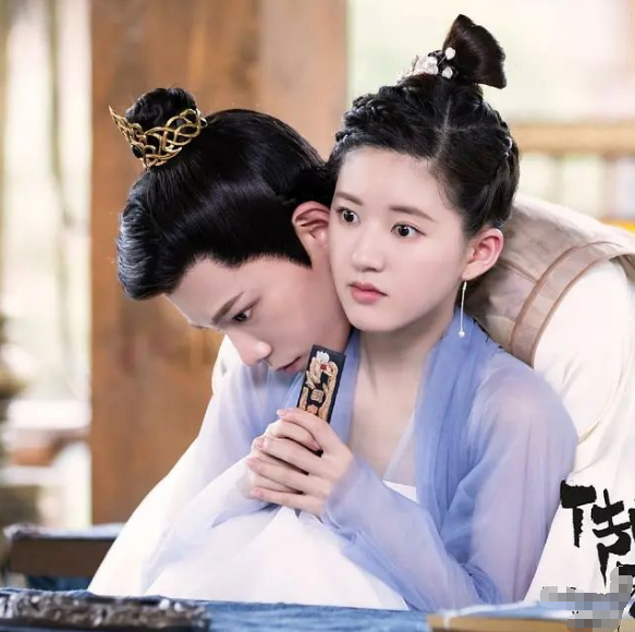 比吴谨言瘦10斤，赵露思却不显瘦，除了脸圆还有