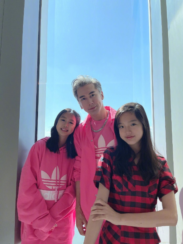 張倫碩花錢買二女兒秘密惹哭對方，曬與妻女合照秀幸福被喊話道歉