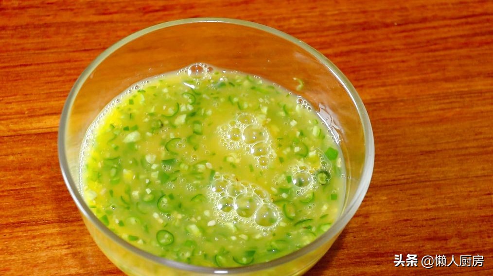 雞蛋和辣椒一起炒，比加了麵粉的雞蛋餅好吃，不用為先炒哪個犯愁