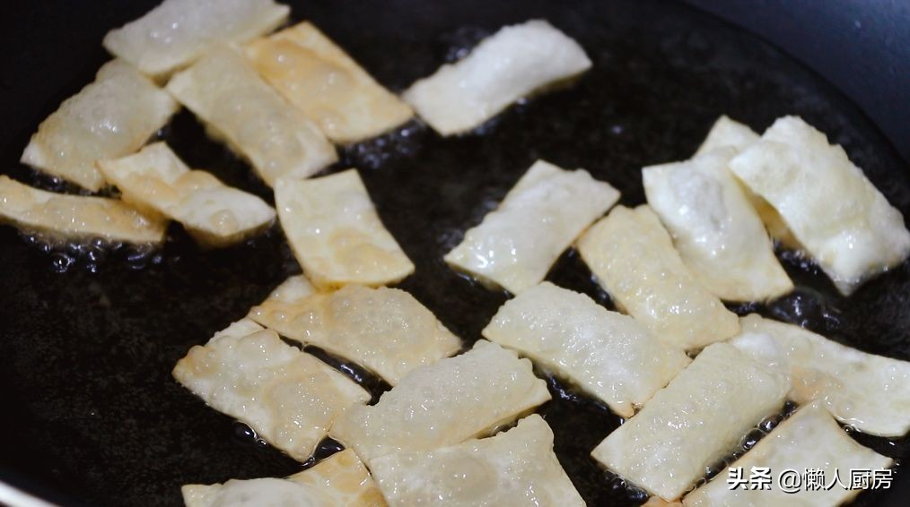 别买着吃了，这是懒人椒盐锅巴的做法，用饺子皮就能做