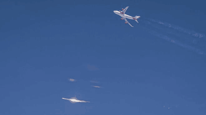 美轰炸机又闯入我周边海域，还空射了一枚“弹