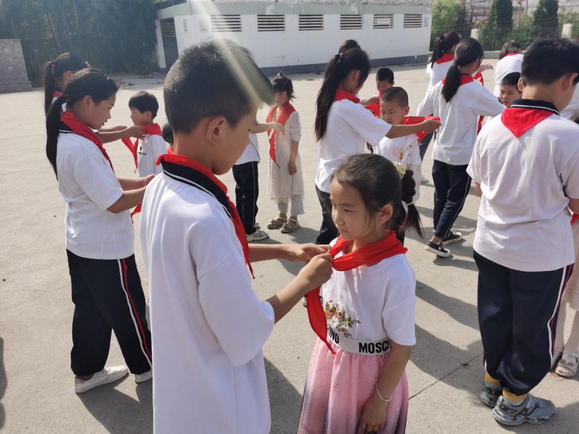 涟水县前进中心小学一年级新队员入队仪式(图2)