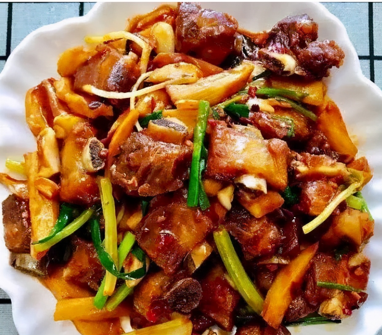 美食推荐：豆瓣全鱼，回锅排骨，莲藕炒木耳，泡椒鱼片
