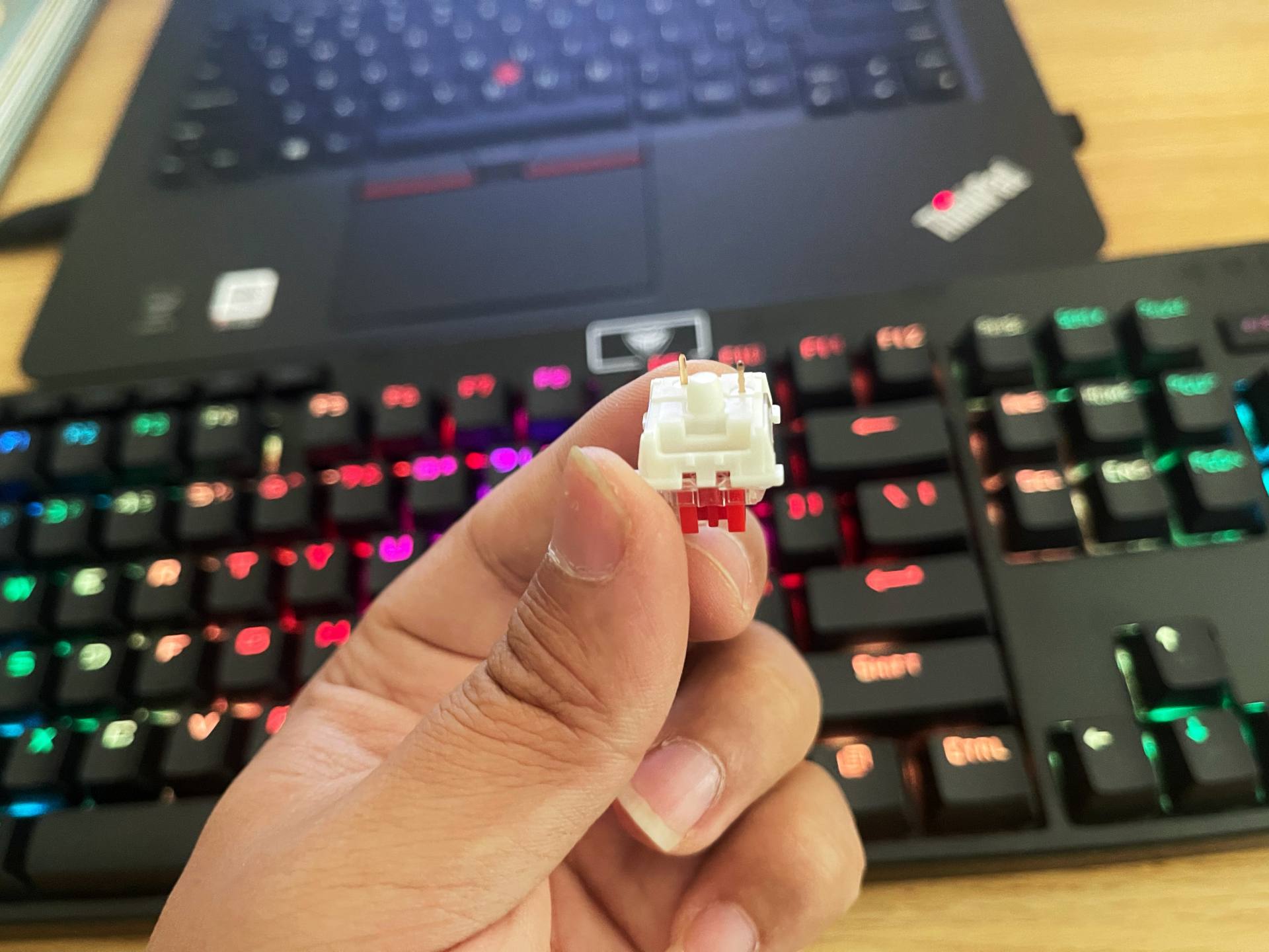 安静轻盈适合多场景使用超频三GI801黑曼巴红轴机械键盘评测