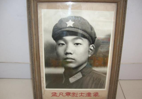 寸金寸土的北京闹市安葬着一18岁少年，火车因他