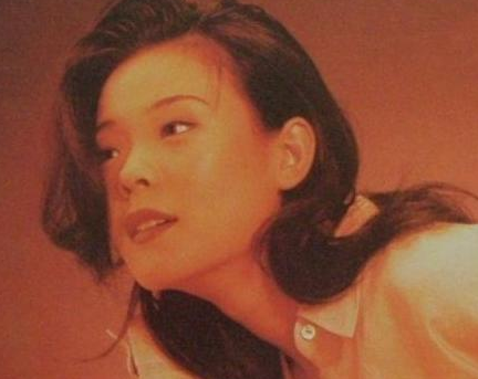 21年前，谢津洗完澡后从23楼一跃而下，成韦唯一生的痛