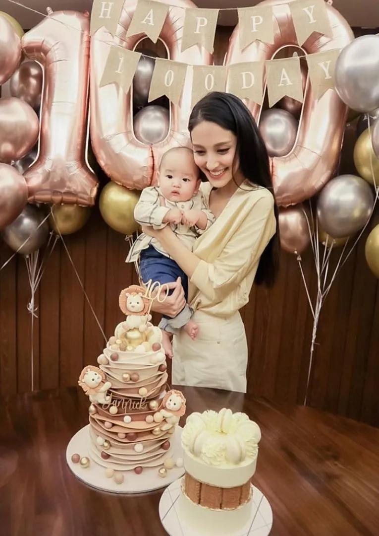 鄭嘉穎陳凱琳為二胎兒子慶祝百日，曬溫馨全家福，弟弟和哥哥很像