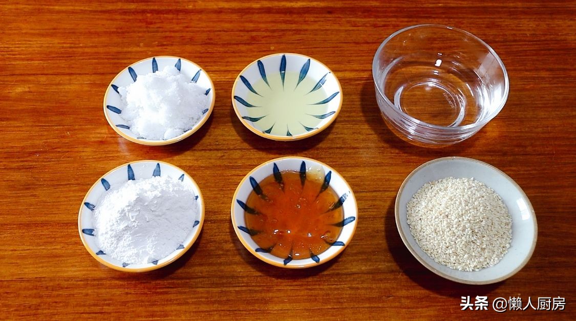 往糯米糊內倒入芝麻，用手壓一壓，就是小時候常吃的美食，有彈性