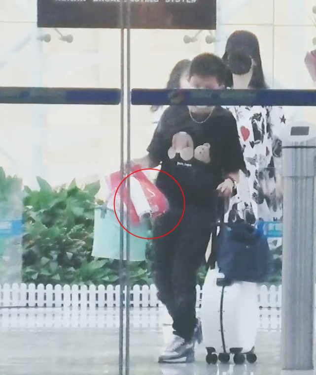 谢娜生完二胎复工，不忘与张杰撒糖，将老公保温杯随身带在身边