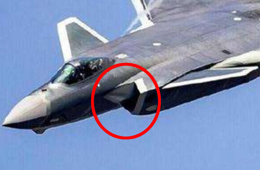 歼-20进气道空中变形，复合材料反超F-22！上演田忌赛马