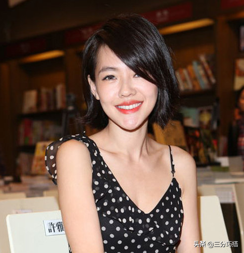 小S带三个女儿齐上阵，一张厌世脸，一张超模脸，看着像四姐妹