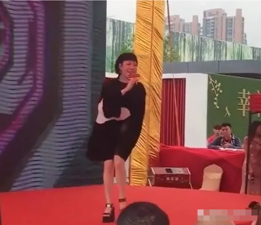 从纽约时代广场的顶流，沦落到小县城卖唱，吴