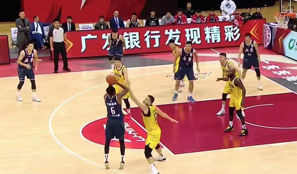 大爆冷！琼斯三分绝杀广东，小詹姆斯天神下凡轰43+14+13