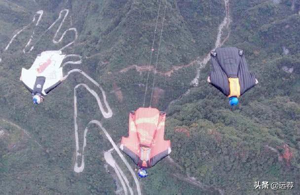 翼装飞行失联女大学生确定死亡，人躺在草丛里