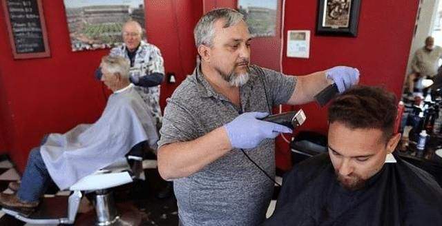 确诊后依旧带病工作 美确诊理发师接触顾客140人