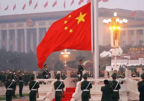 日本人脚踢中国升旗台, 嘴里骂骂咧咧, 我国解放