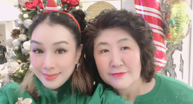 钟丽缇圣诞晒全家大合照，张伦硕扮圣诞老人与老婆热吻，画面超甜