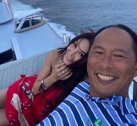 54歲溫碧霞曬全家福，一家三口像三代人，12歲養子像富豪老爸