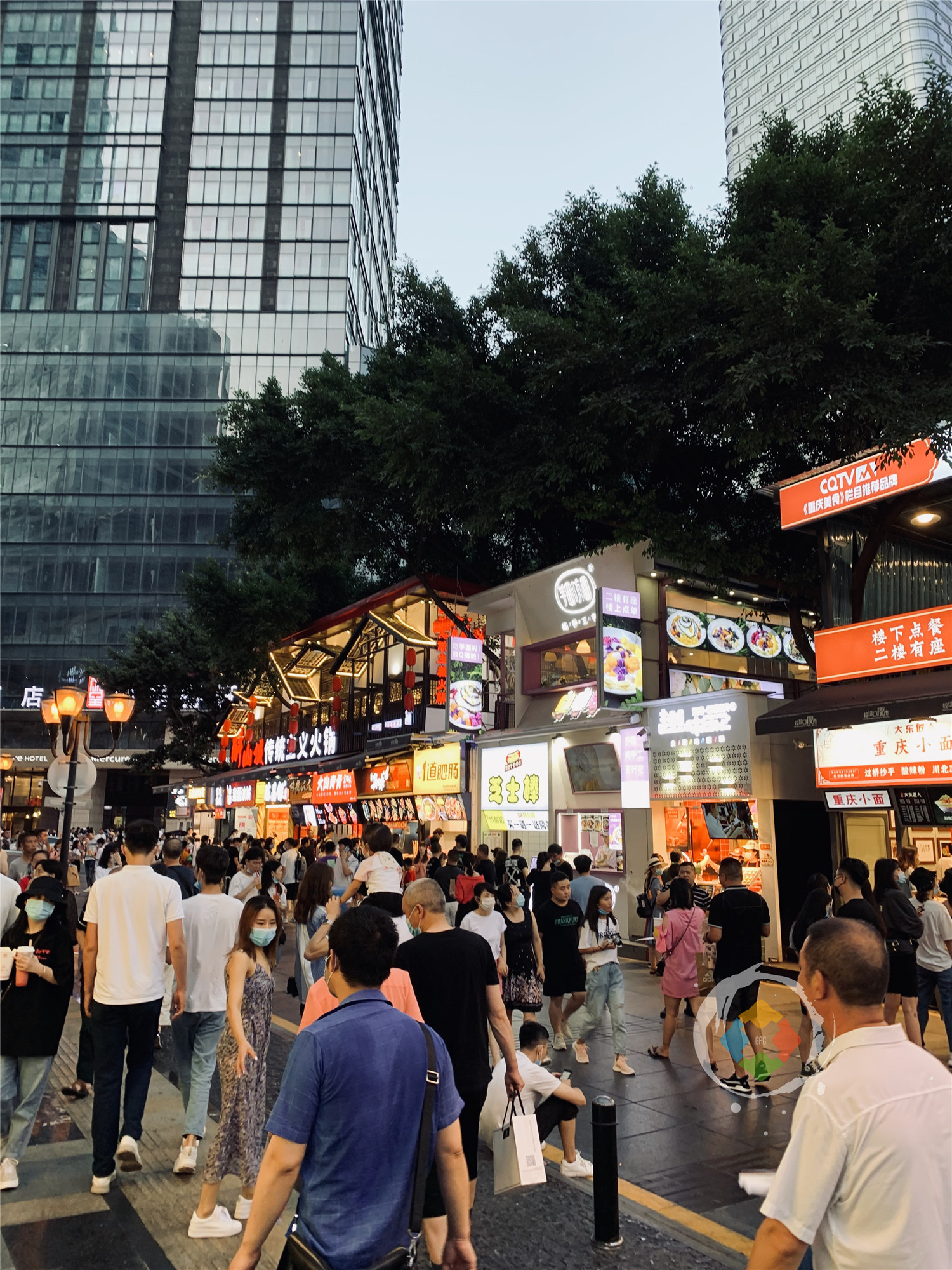 重庆解放碑入选示范步行街，消费力全国第3，为什么不是观音桥？