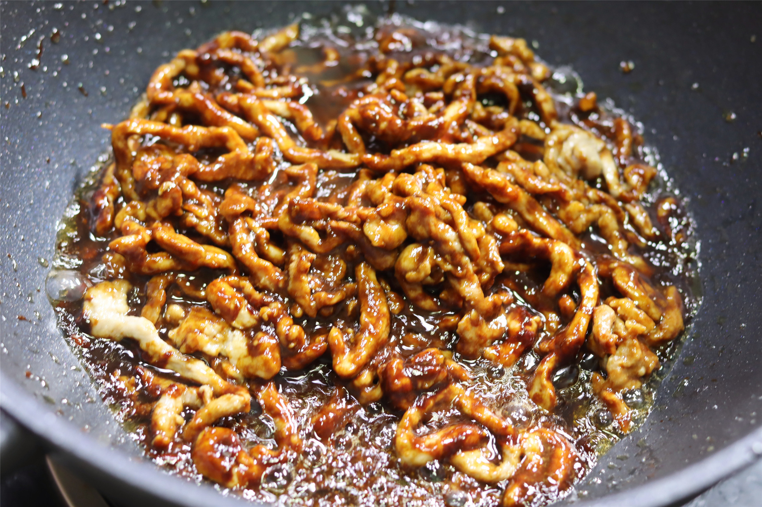 教你做拿手菜“京酱肉丝”，几个步骤记住了，炒的和饭店一个味
