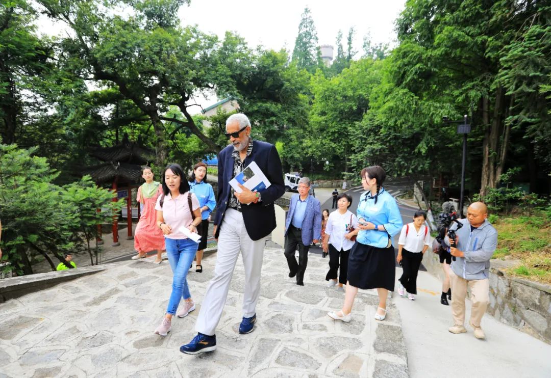 “發現絲路最美茶鄉”活動赴雞公山景區參觀考察圓滿成功