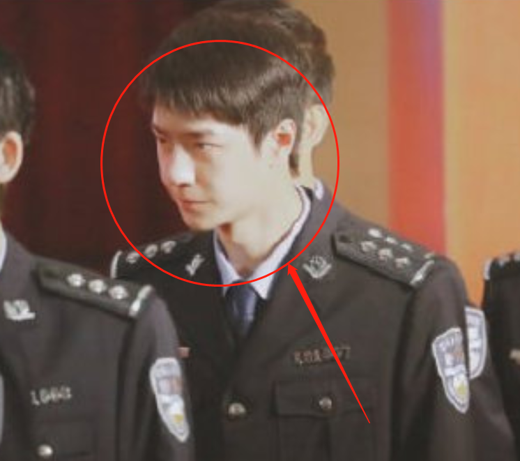 王一博穿警服出席活动，离开八级p图待遇后，这脸蛋我没眼花吧？