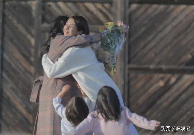 鍾嘉欣帶子女和媽媽同框出鏡賀母親節一家人牽手的背影合照很溫馨