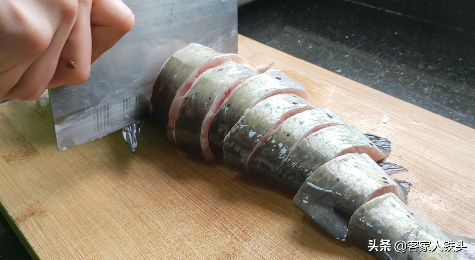 做生焗魚煲，廣東人真有一套，一醃一焗就開吃，簡單好吃營養豐富