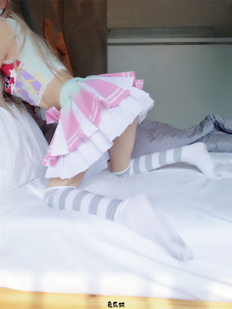 粉红短裙条纹袜，忍不住想咬一口