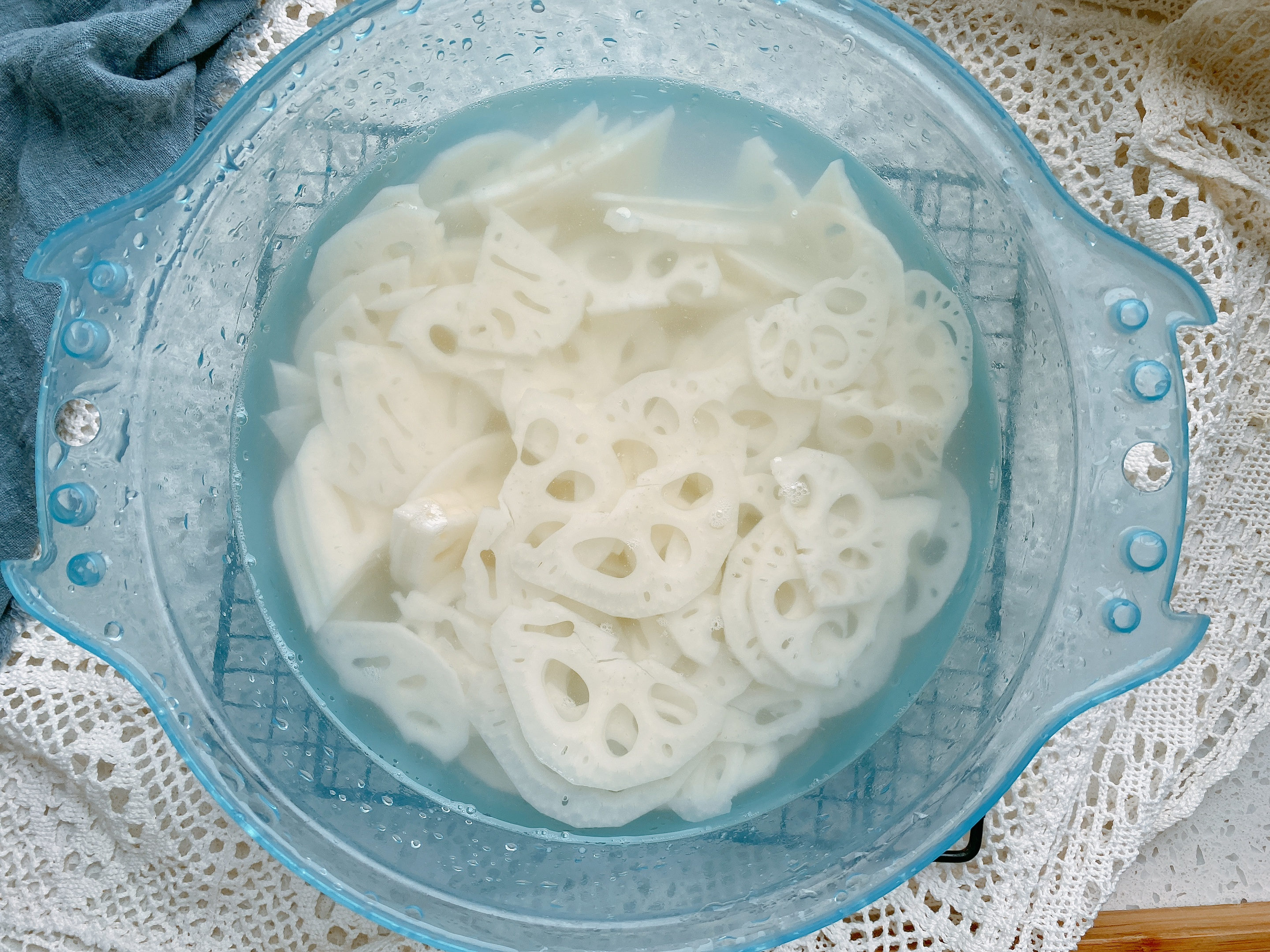 夏季开胃菜糖醋藕，掌握3个重点，色泽红亮不发黑，口感脆嫩酸甜