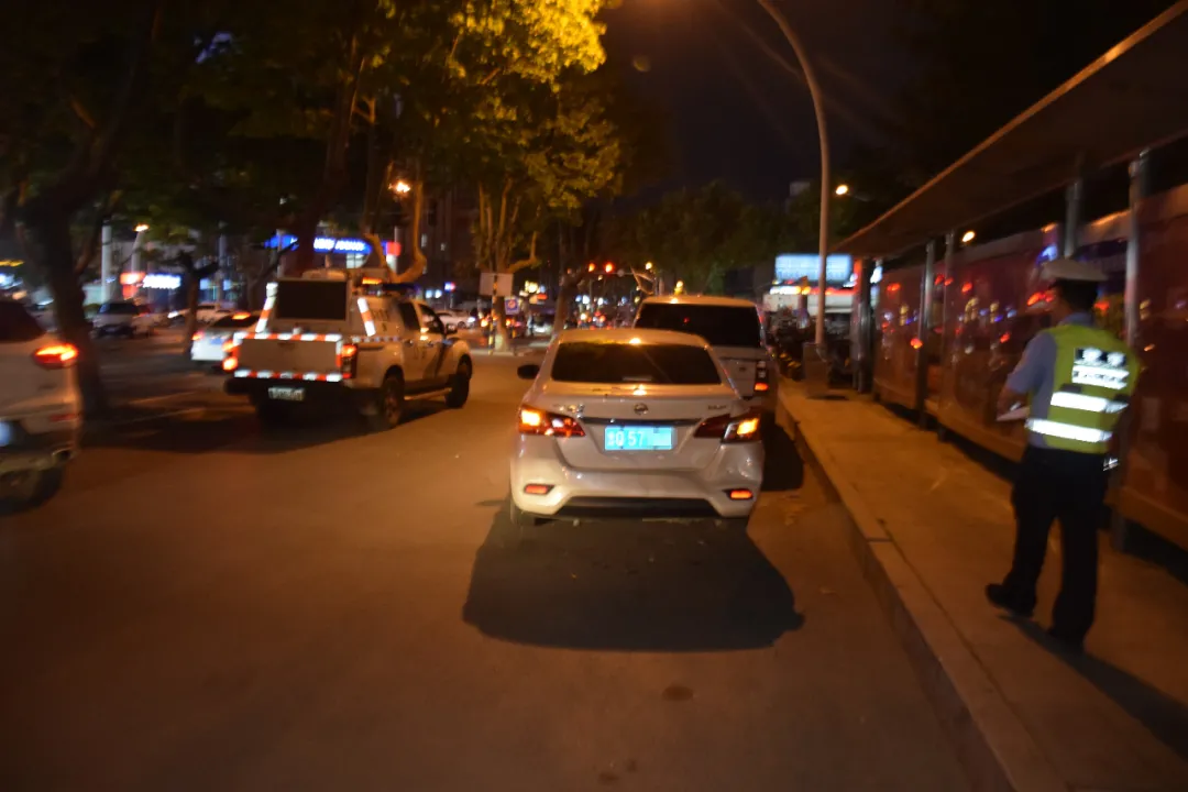 临沂一辆红旗牌小轿车“疯了”，连环撞后逃逸......