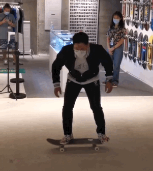 郭晶晶夫妇一起玩滑板，晶晶动作灵活，霍启刚动作笨拙搞笑很可爱