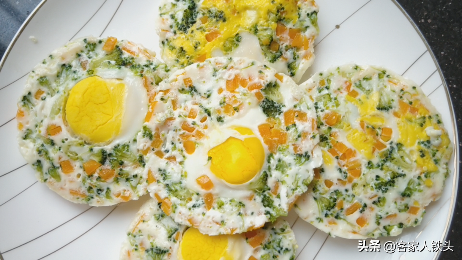 暑假早餐怎么吃？5个鸡蛋1朵西兰花，入锅简单做，营养好吃又便宜