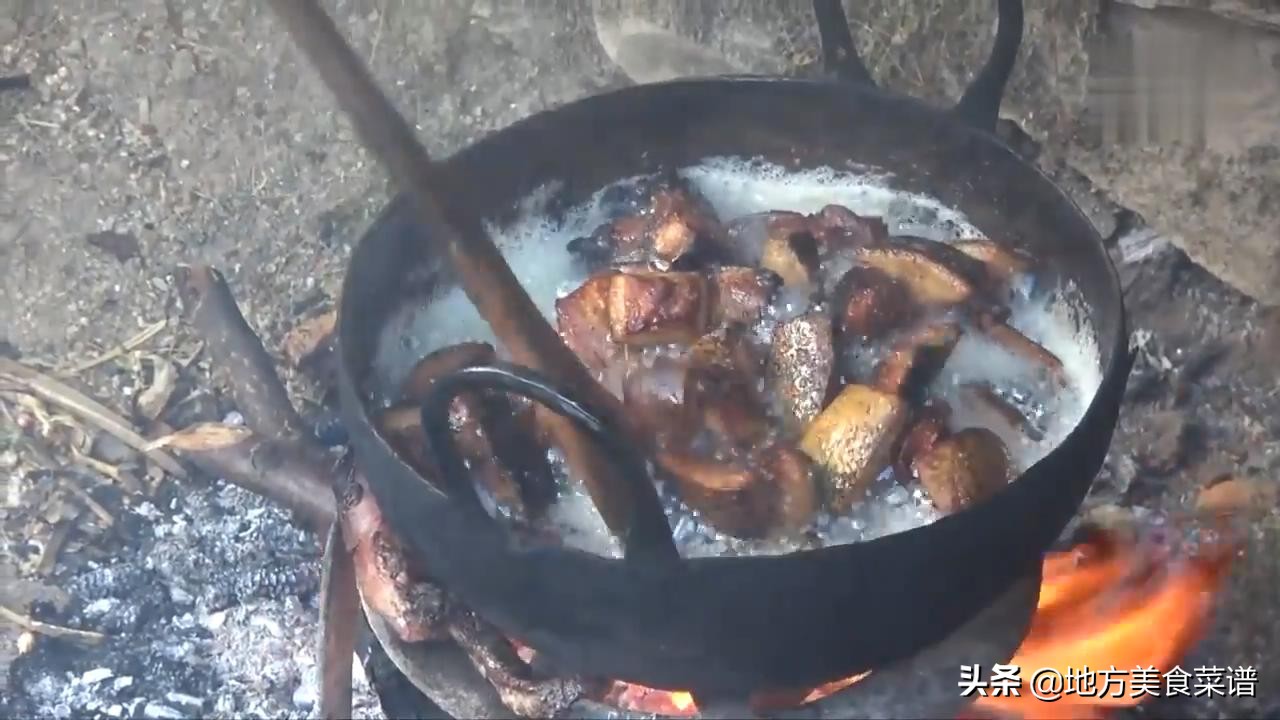 中国小伙送尼泊尔山区贫困户一头猪，解决了他们一年的肉食问题