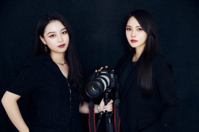 伊能静全力支持儿子事业，与哈利团队合影超自信，状态不输小年轻