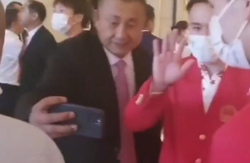 暖心！谢思埸全程保护全红婵：变身保镖+摄影师！网友：好贴心