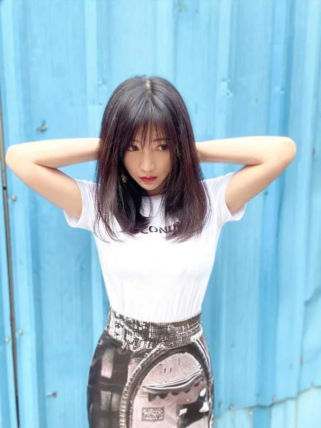 柳岩穿衣真胆大，穿大红色吊带连衣裙身材凹凸