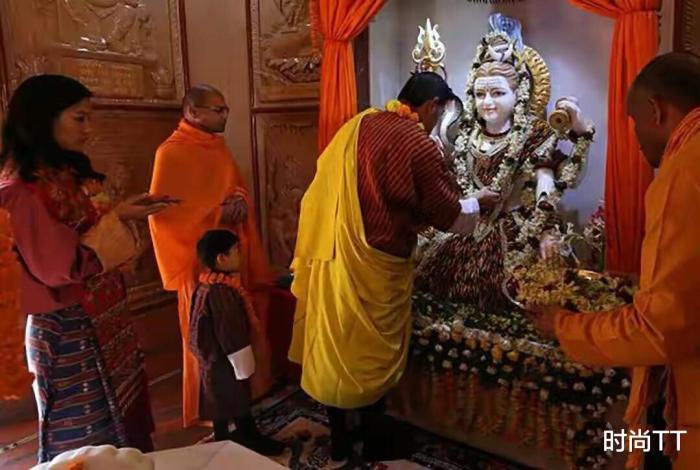 不丹最美王后！国王曾为她放弃“一夫多妻制”，有新欢后将她冷落