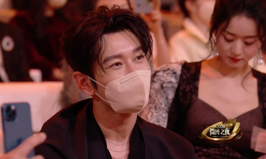 微博之夜尴尬瞬间：杨幂不满安排直接垮脸，丁