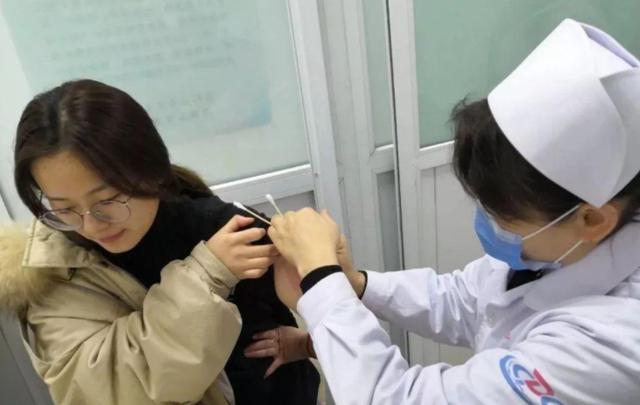 接种美疫苗后患麻痹症！围剿中国宣告失败，这次美国也毫无办法