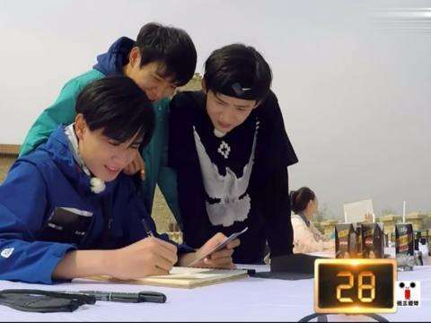 Groups of small Bai Jingting too treasure! Art of spare time from one's main work to attend to sth else is pulled step on oneself, 