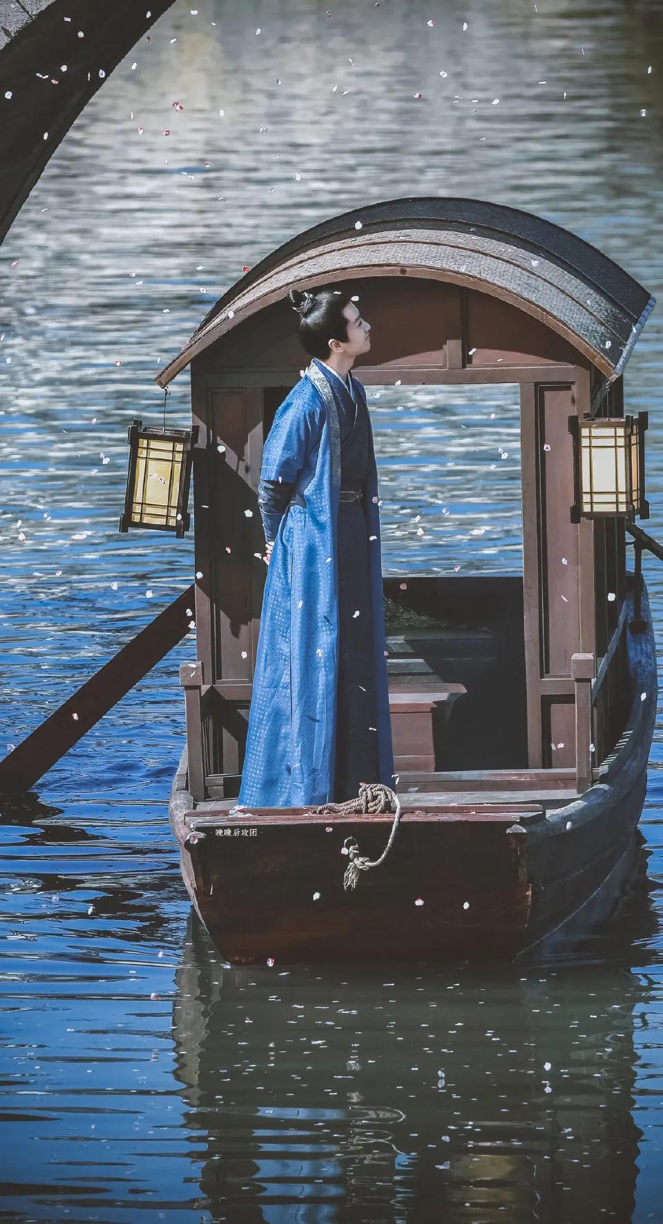 Below far Yi Fei seeing Liu and old dawn bridge opening in be passionately in love... it is # Liu Yifei so Chen Xiao pulls hand road to appear #