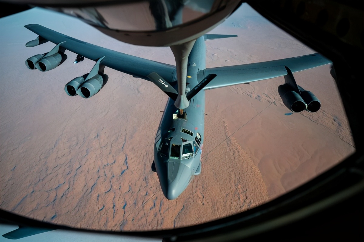 美军悍然出动战略轰炸机，中东打击群严阵以待