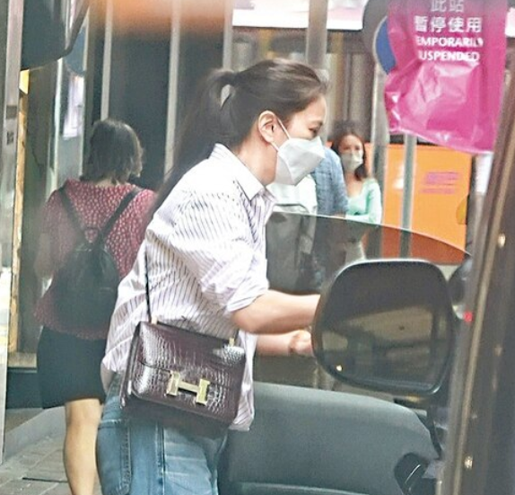 袁詠儀一家三口同框！ 14歲魔童身高矚目，這眉眼超像張智霖