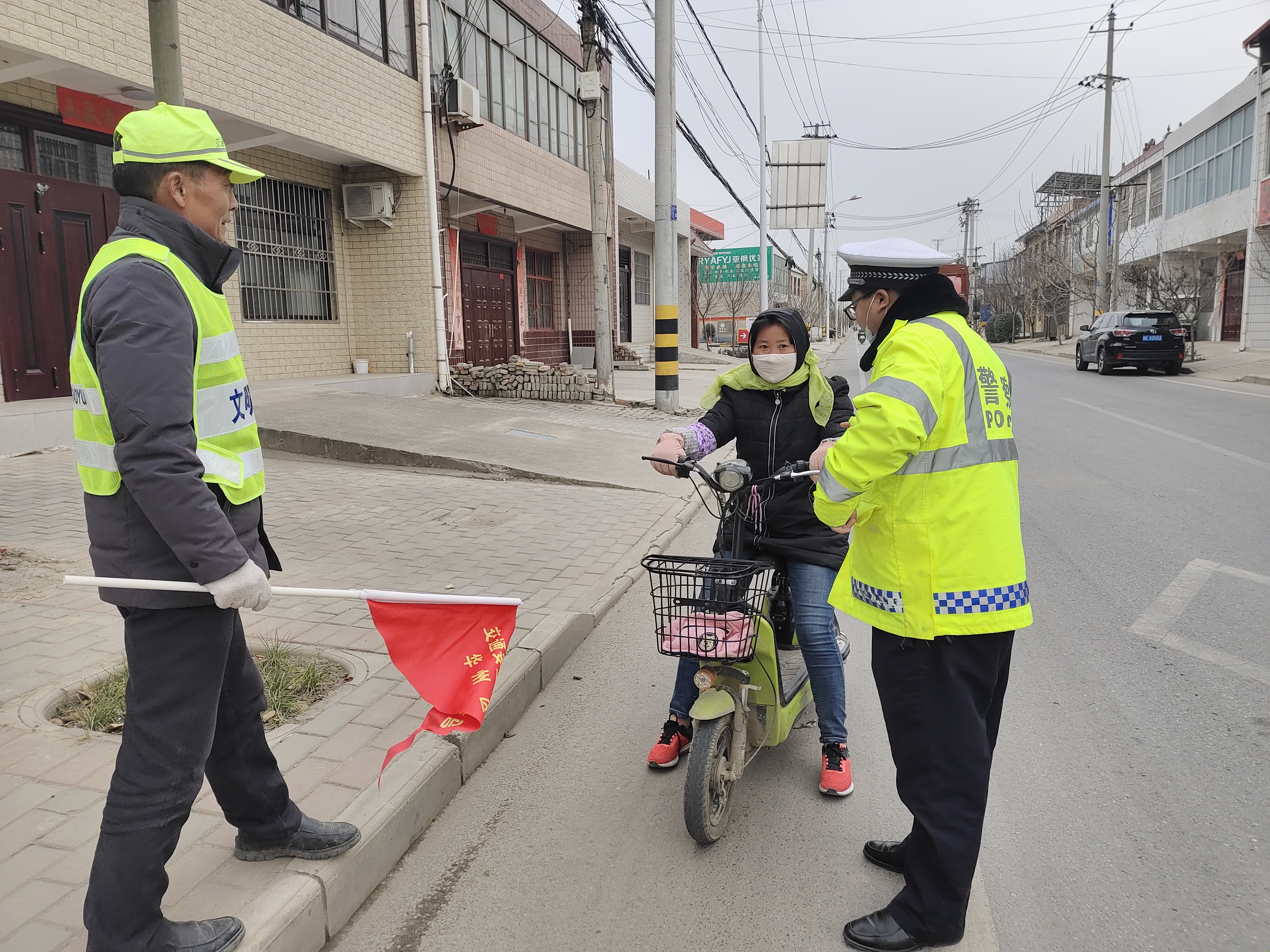 華州交警城區中隊聯合兩站兩員開展冬季交通安全大勸導活動