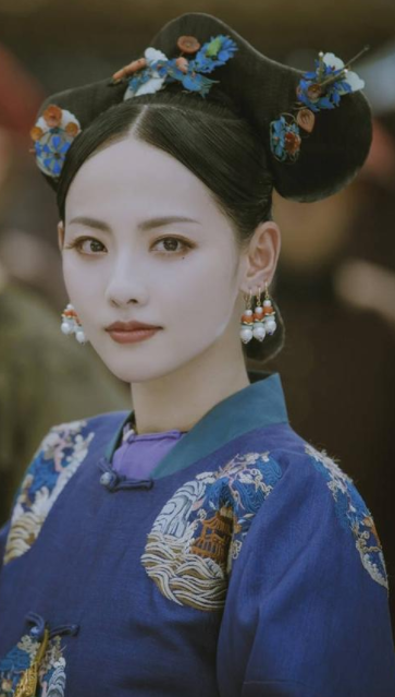 张嘉倪瘦到变样，腿细到撑不满紧身裤，三年生