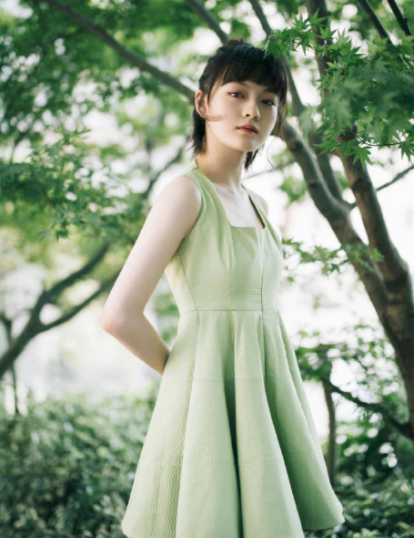 郑爽、何穗同穿“绿茶裙”，一个仙气一个脱俗，好美